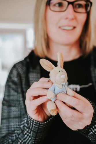 Vorständin Mandy hält eine Hauke Hase-Plüschfigur in die Kamera.